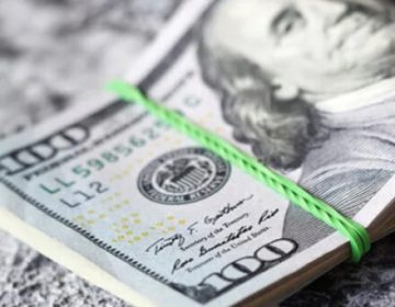 انٹر بینک مارکیٹ میں ڈالر کی قیمت میں بھاری کمی ہو گئی
