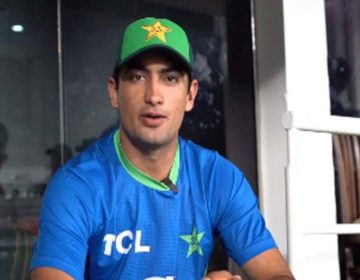 فاسٹ بولر نسیم شاہ فیلڈنگ کے دوران گر گئے، گراؤنڈ سے چلے گئے