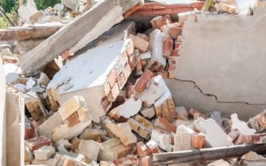 بوسیدہ دیوار گرنے سے 5 بچے ملبے تلے دب گئے