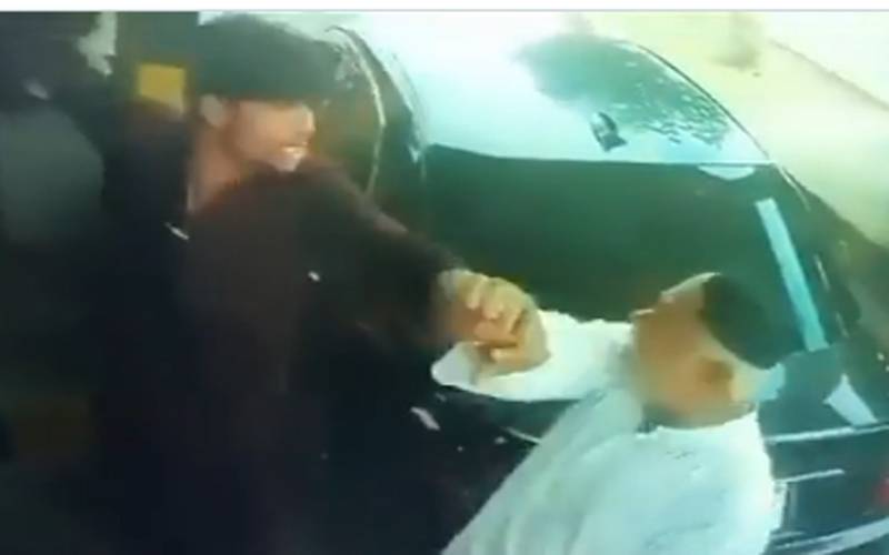 ٹول ٹیکس مانگنے پرکار سوار نے کیشیئر کو گولی مار دی