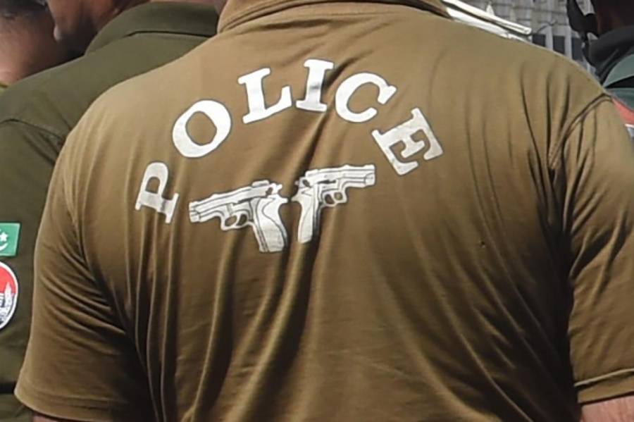 ڈکیتی کرنیوالے سب انسپکٹر کو وردی میں گرفتار کر لیا گیا