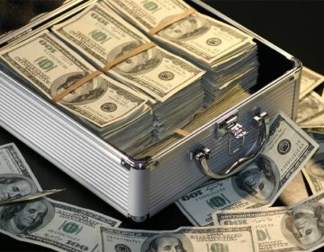 انٹر بینک مارکیٹ میں ڈالر کی قیمت میں بھاری کمی ہو گئی