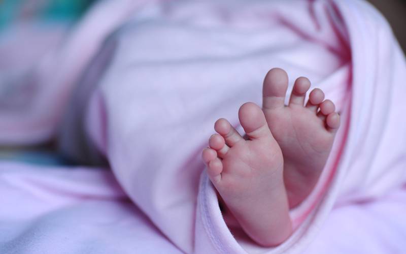 بھارت میں 26 انگلیوں کے ساتھ بچی کی پیدائش، مقامی افراد حیران رہ گئے